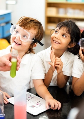 Locutor en estudios de radio