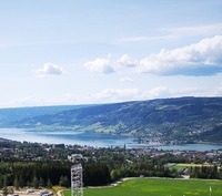 Widok na jezioro z tarasu skoczni olimpijskiej.