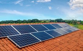 Ziegeldach mit Photovoltaikanlage