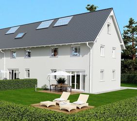 Wei&szlig;es Einfamilienhaus mit Terrasse und Garten