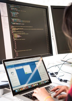 Locutor en estudios de radio