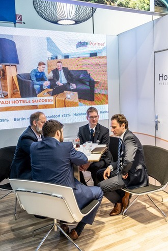 Kundenberatung an einem Messestand