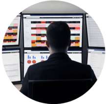 Man sitz vor mehreren Bildschirmen und beobachtet M&auml;rkte und Trends in der Hotelbranche