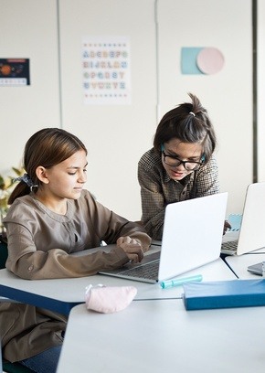 Periodista en estudios de radio