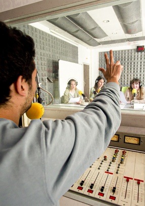 Locutor en estudios de radio