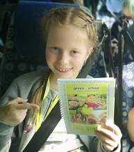 Uczestniczka obozu podczas warsztat&oacute;w językowych w autokarze.