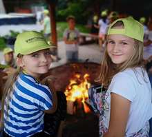 Uczestnicy obozu przy ognisku.