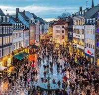 Uczestnicy obozu na  rynku w Kopenhadze.