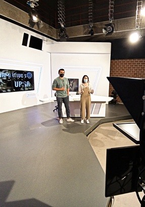 Periodista en plató de televisión