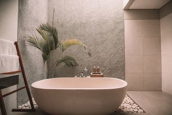 Freistehende Badewanne mit Zimmerpflanze