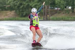 holowanie na wakeboard dziewczyna