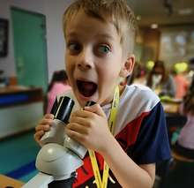 Uczestnik kolonii podczas warsztat&oacute;w "Mały odkrywca'