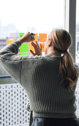 Periodista en estudios de radio