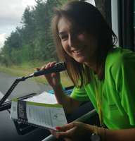 Lektorka - opiekunka podczas brytyjskich warsztatów w autokarze.