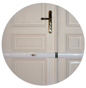 Einfl&uuml;gelt&uuml;re mit wei&szlig;em Balkenschloss