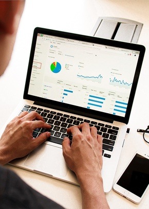 Equipo en sala de postproducción