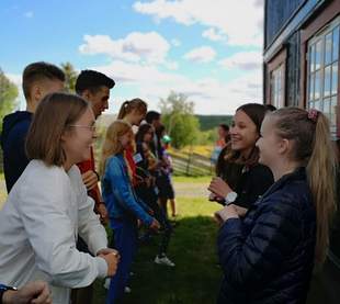 Młodzież podczas zabawy w parach.