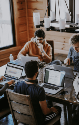 Periodista en plató de televisión