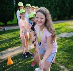 Uczestnicy obozu podczas rozgrywek sportowych.