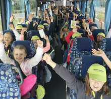 Uczestnicy obozu podczas oglądnia film&oacute;w w autokarze.