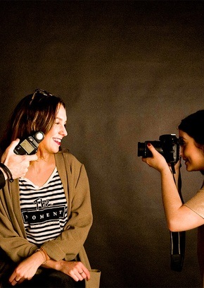 Periodista en estudios de radio
