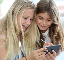 Uczestniczki obozu podczas warsztat&oacute;w językowych.