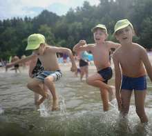 Uczestnicy kolonii podczas kąpieli w zalewie.