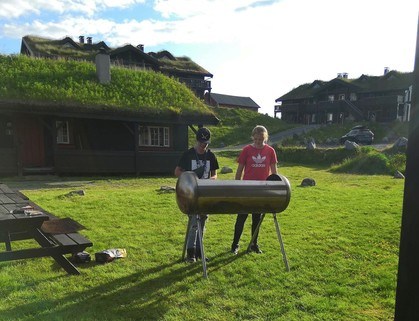 Uczestnicy obozu podczas grillowania.