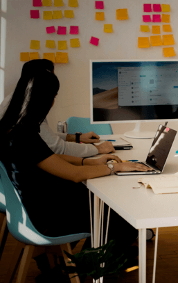 Periodista en plató de televisión