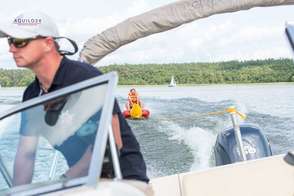 Holowanie banana za motorówką