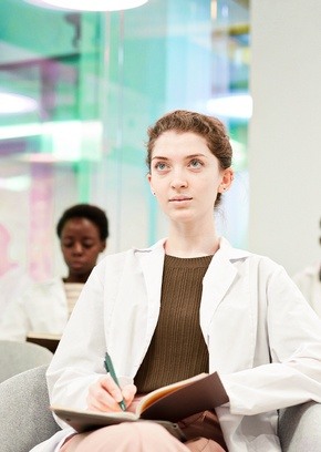 Periodista en plató de televisión