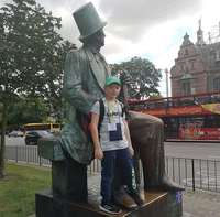 Chłopiec- uczestnik obozu, przed pomnikiem Christiana Andersena.