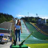 Dziewczyna- uczestniczka obozu pod skocznią narciarską.