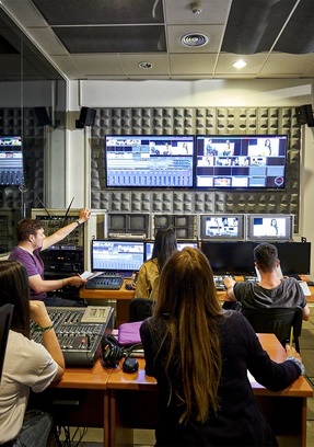 Equipo en sala de postproducción
