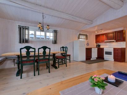 Duża, jasna jadalnia z aneksem kuchennym