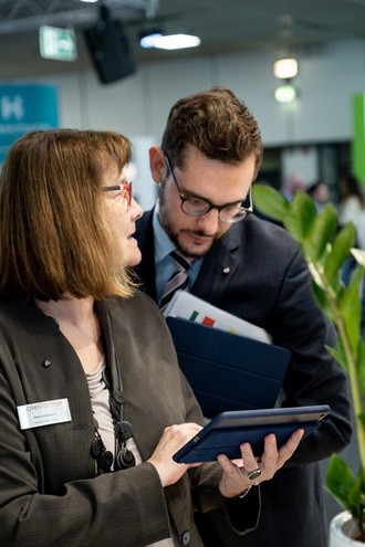 Beratung am Messestand von Hotelpartner