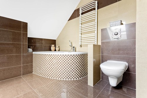 Erdfarbenes Badezimmer mit Eckbadewanne und Handtuchtrockner