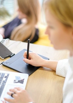 Periodista en estudios de radio