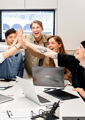 Equipo en sala de postproducción