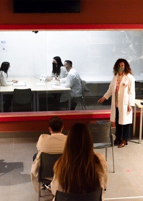 Locutor en estudios de radio