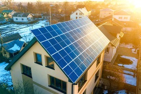 Familienhaus mit  Photovoltaikanlage auf der gesamten Dachfl&auml;che