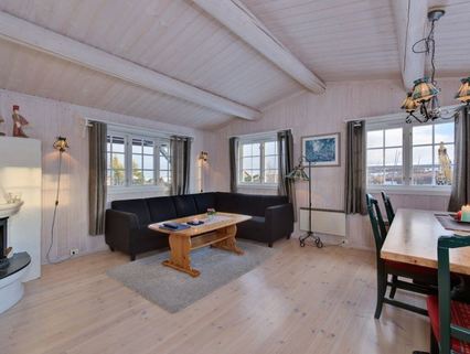 Duża, prześwietlona jadalnia.