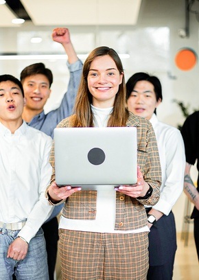 Equipo en sala de postproducción