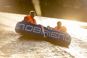 Holowanie dziewczyn w kole