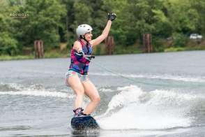 Dziewczyna pozdrawia na wakeboard