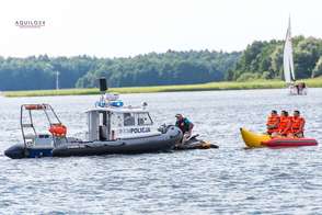 Kontrola policji wodnej przy holowaniu banana