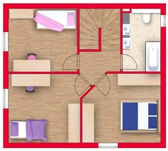 Hellgelbes Mehrfamilienhaus mit Terrasse und Garten