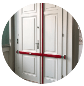 Doppelfl&uuml;gelt&uuml;re aus Holt mit rotem Balkenschloss