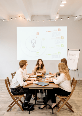 Periodista en plató de televisión