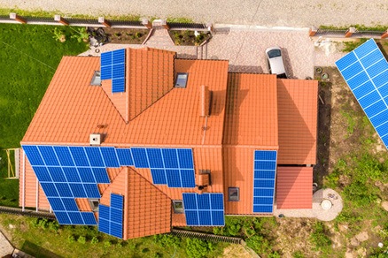 Haus mit Photovoltaikanlage am Dach